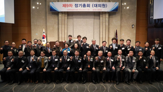 정무경 조달청장(앞줄 왼쪽 일곱번째)과 MAS 기업 관계자들이 26일 서울 엘타워에서 열린 '정부조달마스협회'에 참석하고 기념촬영을 하고 있다.  조달청 제공